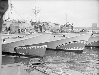 Barcos torpedeiros a motor da Marinha Real decorados com bocas de tubarão, junho de 1944