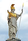 ウィーンの国会議事堂前にあるパラス・アテナ女神の像