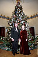 Prezident Clinton a Hillary Rodham Clintonová pózují u vánočního stromu Bílého domu, oficiální vánoční portrét, 5. prosince 1998
