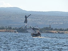 Boat approaching the Sanctuary of the Broken Christ, Aguascalientes Bote acercandose al Santuario del Cristo Roto, Aguascalientes 01.JPG