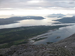 Botnfjorden (forrest) set fra Botnkrona der er den nordligste og højeste top i de Syv Søstre. På halvøen bagved ses byen Sandnessjøen.