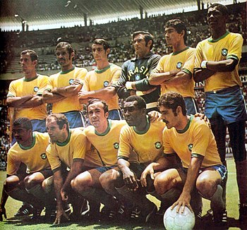 A Seleção Brasileira antes do jogo contra o Peru (1970). Em pé, da esquerda para a direita: Carlos Alberto, Brito, Piazza, Félix, Clodoaldo e Marco Antônio; agachados: Jairzinho, Gérson, Tostão, Pelé e Rivellino.