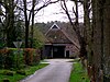 Boerderij met achterbaander en grote aangebouwde houten bijschuur