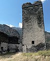 Südturm. Die Mauern im Inneren der Burg sind, wie die Bogengänge, aus grünem Amphibolit, der ursprünglich aus dem Ozean stammt.[1]