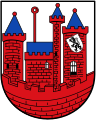 Wappen von Hamminkeln-Wertherbruch, auf dem linken Turm hängt über einem Torbogen mit Fallgitter ein silberner (weißer) Schild mit einem gekrönten und doppeltgeschwänzten schwarzen Löwen