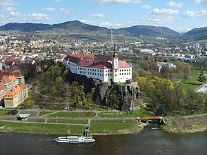 Pemandangan Istana Děčín dilihat dari Shepherd's Cliff