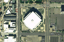 Une vue du dessus de la patinoire, qui forme un rectangle blanc dans une aire industrielle.