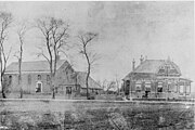 De doopsgezinde vermaning, aangebouwde kosterij en vrijstaande pastorie rond 1900. De kosterij werd afgebroken in 1970.