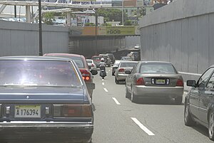 Tráfico vehícular en el desnivel de la 27 de F...