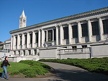 Doe Memorial Library, main facility of the UC Berkeley Libraries. Doe Library north side.JPG
