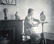 Дорис Цезарь, американский скульптор, 1892–1971, в своей мастерской (обрезано) .jpg