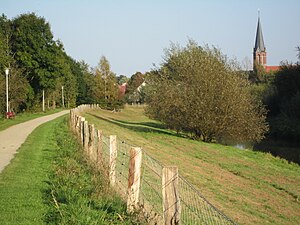 Oever van de Hase. Op de achtergrond de toren van de in 1870 gebouwde St.-Batholomeüskerk