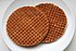 Ein weißer Teller mit zwei großen Stroopwafels (niederländischen, runden Waffeln).