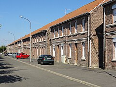 Habitations groupées par deux, en face de la fosse.