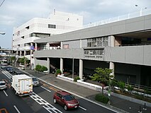 改装前の二俣川駅駅舎（北口側）で、左奥に見えるのが現在の「ジョイナステラス3」（旧・相鉄ライフ二俣川）が入る建物（2007年7月撮影）