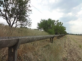 Canalisation d’irrigation gravitaire en béton.