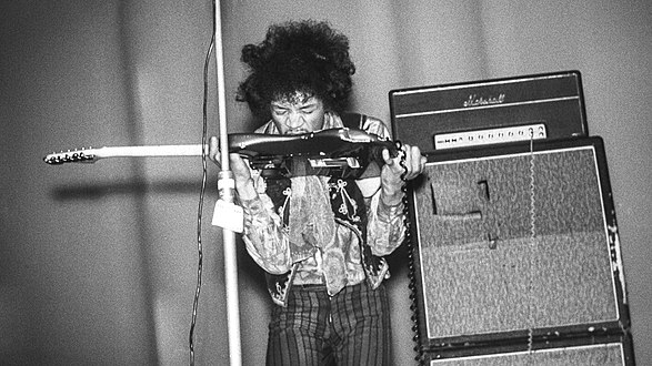 Jimi Hendrix en concert à Helsinki (Finlande) en 1968. Comme le relate Éric Clapton, il lui arrive de jouer avec les dents.