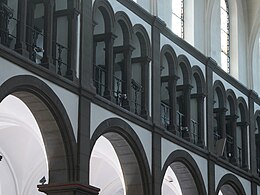 Triforium et arcs en plein cintre.