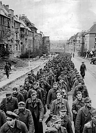Zug dt. Kriegsgefangener in Aachen, Okt. 1944