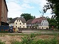 Mühlenanwesen bestehend aus Mühlengebäude, Wohnhaus und einem Seitengebäude und Hofpflaster