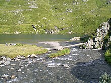 Lac du Lou - arrivée du torrent du Lou avec la passerelle piéton pour le tour du Lac