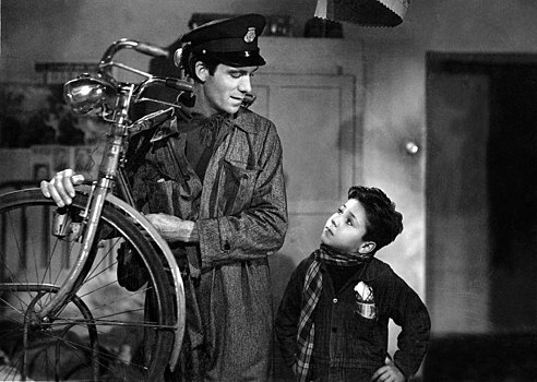 Отац и син (Ламберто Мађорани и Енцо Стајола) у познатом италијанском филму Крадљивци бицикла из 1948. — данас симбол италијанског неореализма