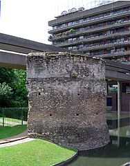 Un bastione dell'originale city wall. La struttura inferiore è romana (III secolo) mentre quella superiore è medievale (XIII secolo).