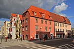 Historiska borgarhus vid torget.