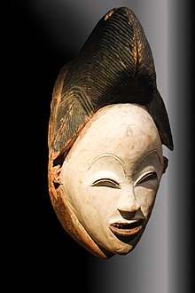 Masque okuyi. Pounou. Bois, kaolin, pigments. H. 34,5 cm. Gabon. 1850-1950