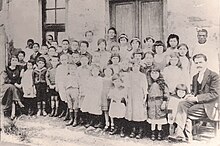 Мари и Вахинак Бекаряны с армянскими школьниками в Аддис-Абебе, 1918.jpg
