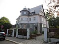 Villa mit Garten, Einfriedung und Remise