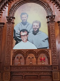 Vyobrazení tří mučedníků diecéze Chimbote, odshora: Michał Tomaszek, Zbigniew Strzałkowski a Alessandro Dordi