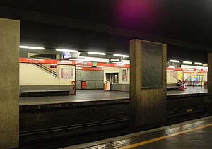 Milan metro line 1 Cordusio station - 31-05-2014.JPG