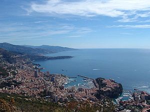 La Condamine is located directly ahead. On the right is the smaller Fontvieille harbor. To left with the high rise buildings is مونٹی کارلو.