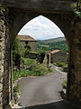 L'extérieur du village vu depuis la porte.