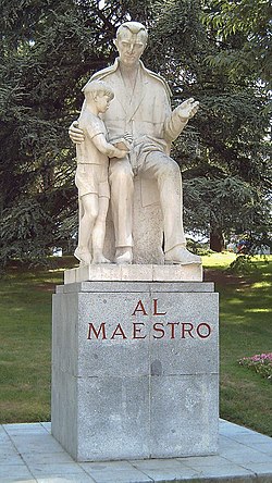 Monumento al Maestro (V. Ríos) Madrid 01.jpg