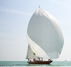 A Nemere II. hátszél­vitorlájával, a „spinakkerrel” a Balatonon 2015 júliusában, az egyik legnagyobb és legszebb klasszikus cirkáló Magyarországon[1]