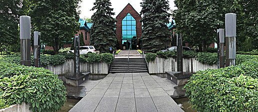 Vue panoramique de la sculpture-fontaine Passage du 2 avril devant l'hôtel de ville de Kirkland.