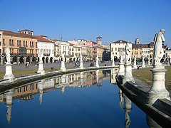 Vue sur le canal du Prato della Valle