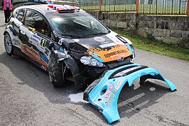 Poškozený vůz Ford Fiesta RRC Madse Østberga
