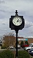 Во многих городах традиционно общественные часы находятся на видном месте, например, на городской площади или в центре города. Эти выставлены в центре города Роббинс, Северная Каролина.
