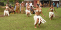 Polinezijski ples s pernatimi kostumi za turiste.