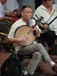 Músicos de la Opera de Pekín tocando el yueqin