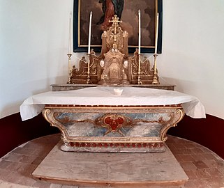L'autel et le tabernacle.