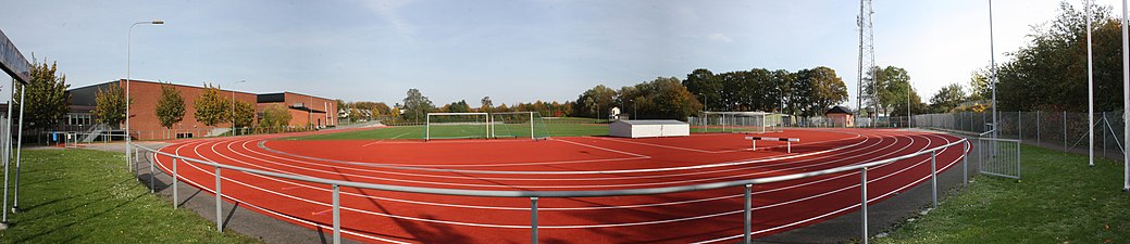 Östervångsstadion, med Söderslättshallen på vänster sida. Östervångsparken ligger till höger