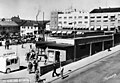 Østre torg med rutebilstasjonen sett fra rutebiltaket i 1951. Normann-postkort i Domkirkeoddens fotoarkiv. Foto: Normann/Domkirkeodden (1951)