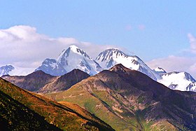 Южный склон Белухи (на заднем плане), с которого спускается ледник Геблера