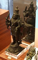 Subrahmanyan (nom tamoul) (Kârttikeya ou Skanda, noms hindi) et le paon, le vāhana Paravāni. Bronze ciselé. Inde du Sud. Fin XIXe - début XXe siècle