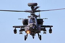 אפאצ'י לונגבו AH-64D חמוש במתלים לטילי הלפייר וכוורת רקטות הידרה 70.