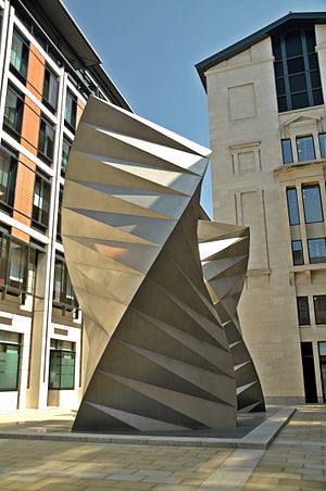 Скульптура «Крылья ангела» Томаса Хезервика, Bishop's Court, Лондон 02.JPG